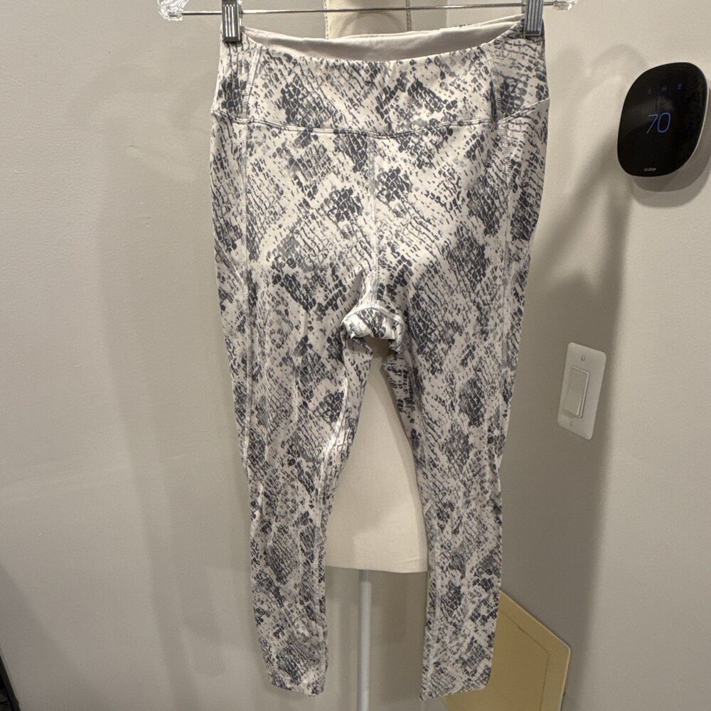 Victoria's Secret Pink Leggings Size Medium Animal Print Gray White
